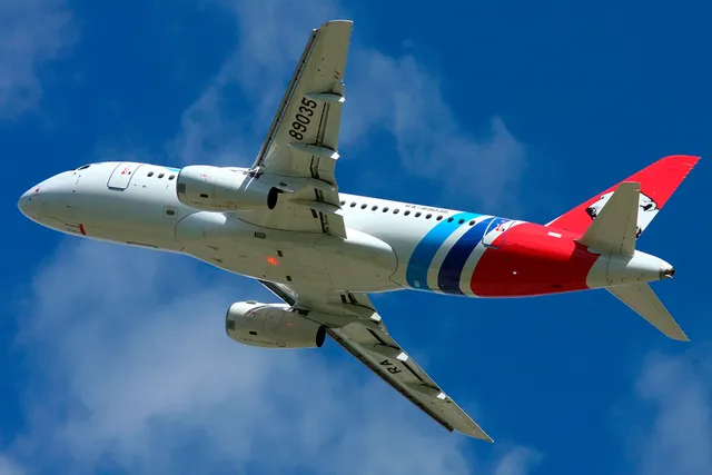 Самолет SSJ-100