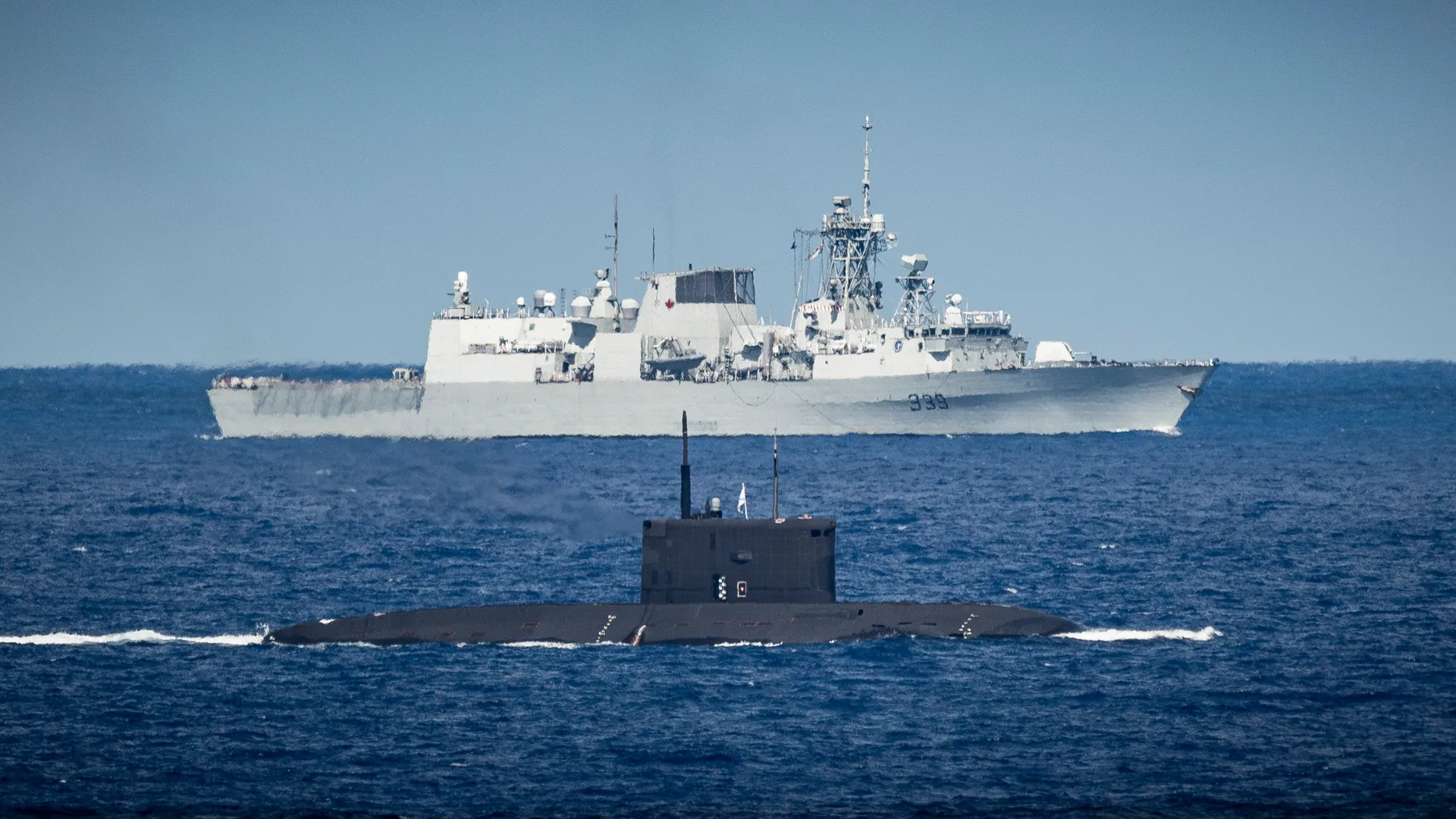 Фрегат HMCS Charlottetown класса Halifax Королевского военно-морского флота Канады и, предположительно, российская подводная лодка