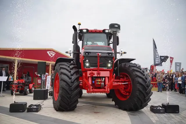 BELARUS 5425 Titan