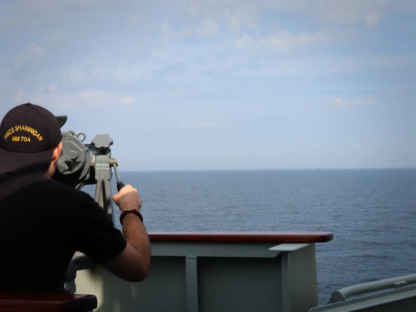 Экипаж HMCS Shawinigan наблюдает за российской подводной лодкой во время ее перехода через Балтийское море в четверг, 29 августа 2024 года.